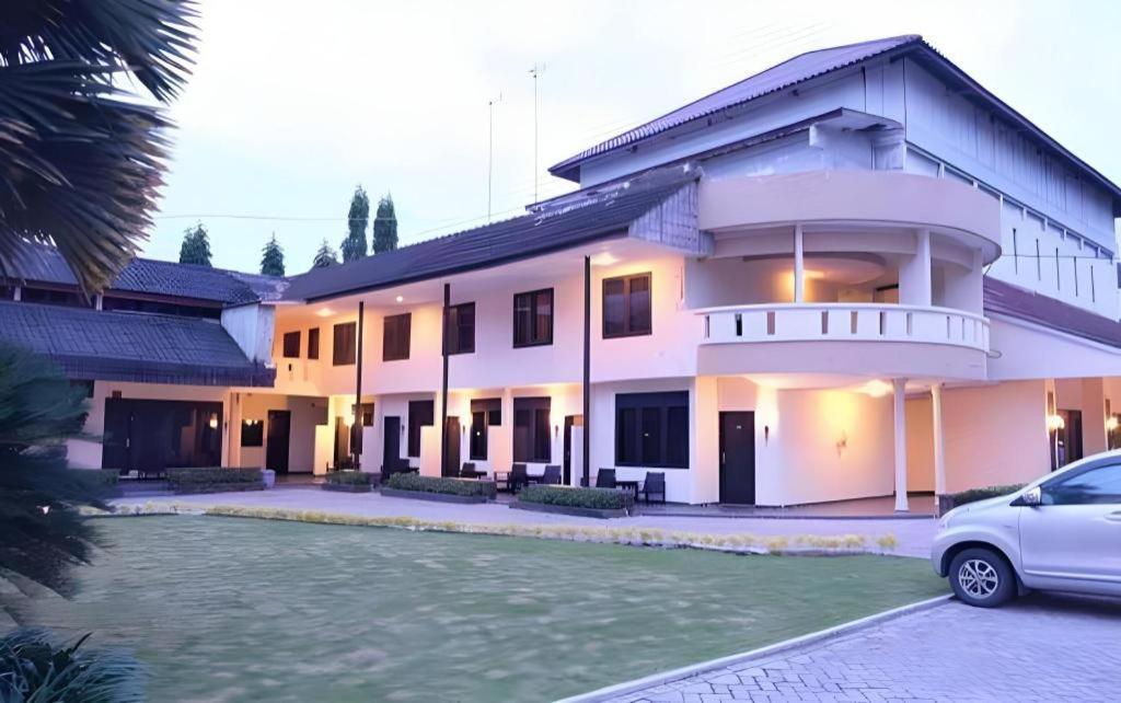 Insumo Palace Hotels & Resorts Kediri  Exterior photo